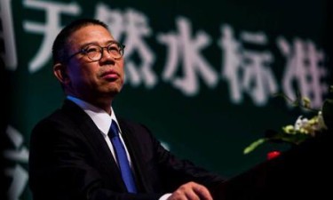 O homem mais rico da China vende água 