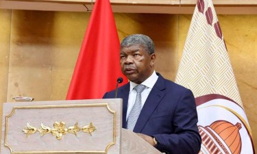 Governo acusa a RTP de divulgar notícias “tendenciosas” e diz que não expulsou os jornalistas, apenas os convidou a abandonar o palácio.