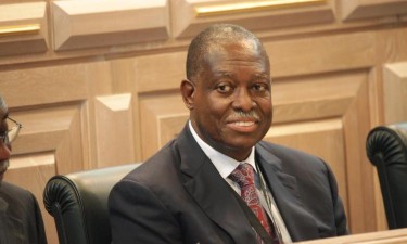 Manuel Vicente entre as peças de João Lourenço