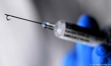 Vacina da AstraZeneca é segura e não é responsável por coágulos