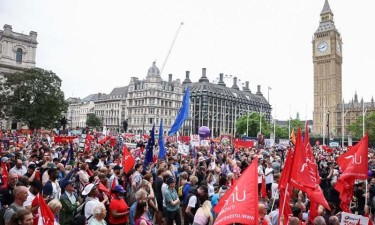 Milhares de pessoas marcham em Londres contra aumento do custo de vida