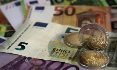 Euro cai para mínimo de 20 anos face ao dólar