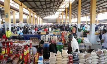 70% das famílias angolanas faz compras no mercado informal e recorre à famosa ‘sócia’ para poupar 