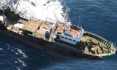 Polícia apreende navio com centenas de toneladas de pescado 