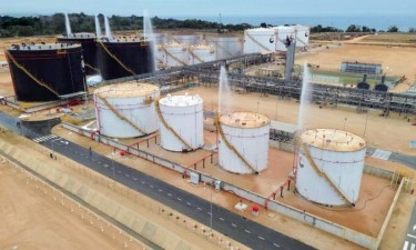 Governo inaugura refinaria de Cabinda, quando país está longe da autossuficiência em produtos refinados Governo inaugura refinaria de Cabinda, quando país está longe da autossuficiência em produtos refinados