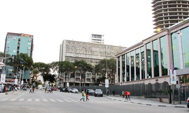 Gastos das famílias concentram-se na alimentação, bebidas, serviços e transportes Gastos das famílias concentram-se na alimentação, bebidas, serviços e transportes