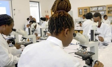 Instituições ‘violam’ prazos e voltam a leccionar cursos de saúde Instituições ‘violam’ prazos e voltam a leccionar cursos de saúde