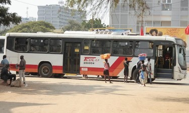 Operadoras de autocarros não recebem do Governo receitas dos passes Giramais desde que começaram a ser emitidos no ano passado Operadoras de autocarros não recebem do Governo receitas dos passes Giramais desde que começaram a ser emitidos no ano passado