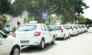 Táxis personalizados cobram até 30 mil kwanzas do centro de Luanda ao novo aeroporto Táxis personalizados cobram até 30 mil kwanzas do centro de Luanda ao novo aeroporto