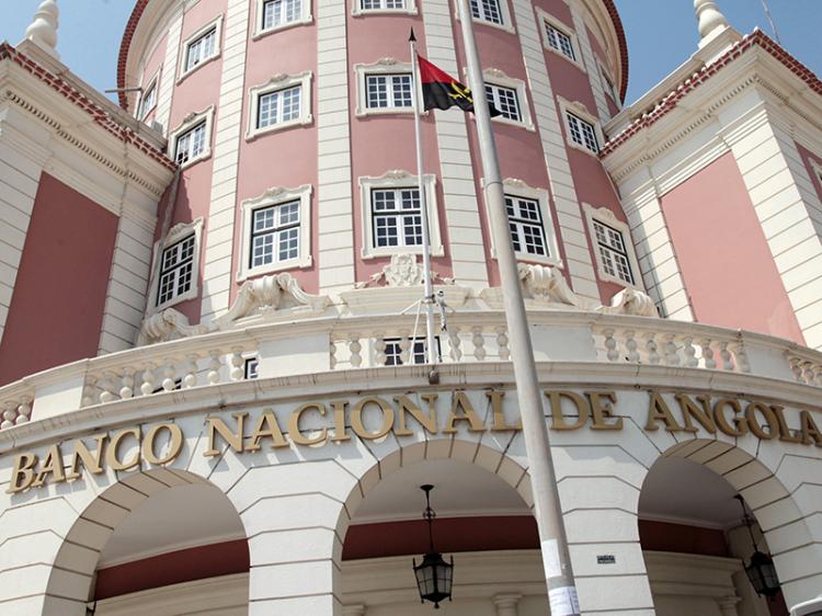 Aumento de moeda externa beneficia bancos angolanos
