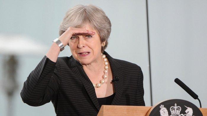 Theresa May obrigada a cancelar conselho de ministros