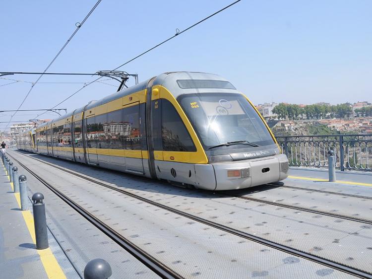 Metro de Superfície arranca com modelo que ‘fragilizou’ antigo ministro dos Transportes 