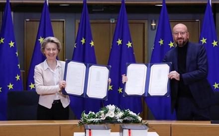União Europeia assina acordo sobre nova parceria com Reino Unido