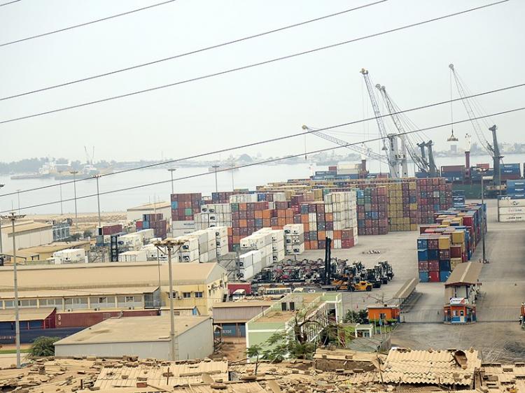Mercadorias quedam, mas receitas disparam no Porto de Luanda 