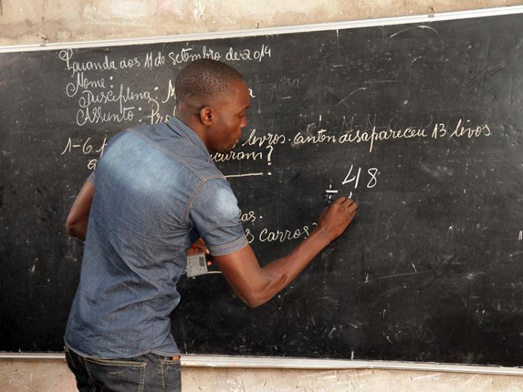Melhorar a educação em Angola: Qualidade vs. salários? 