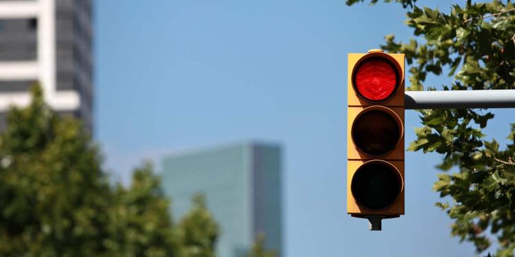 Falta de dinheiro e de entrega oficial ‘apagam’ semáforos