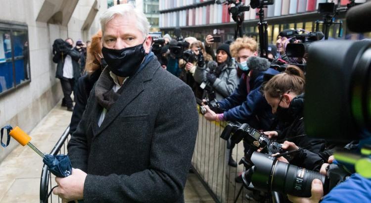Tribunal britânico autoriza extradição de Assange para os EUA