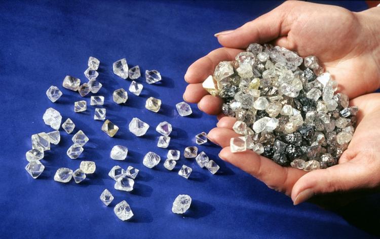 EUA impõem sanções à gigante russa de diamantes Alrosa