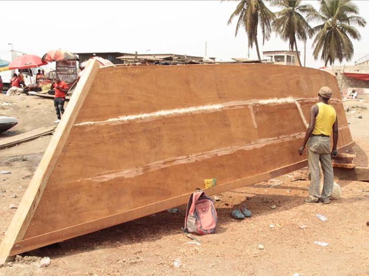Carpinteiros navais sobrevivem a trabalhar em locais impróprios