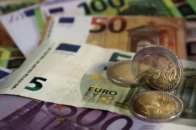 Euro cai para mínimo de 20 anos face ao dólar