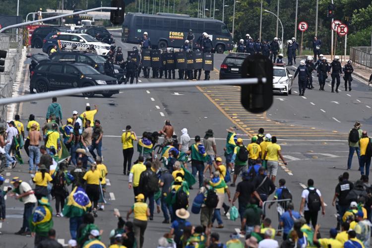 Confusão no Brasil: manifestantes pró-Bolsonaro invadem Congresso Nacional. Há centenas de detidos  