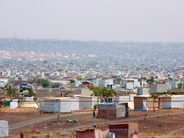 48,6% da população das zonas urbanas em Angola vive em bairros de lata 