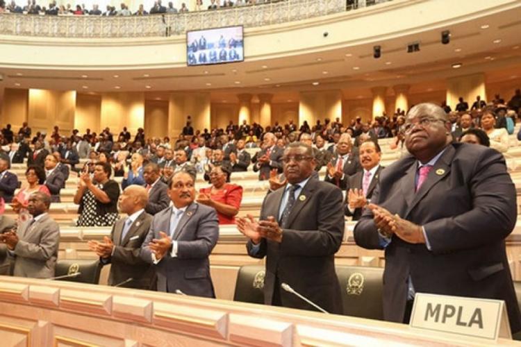 Deputados do MPLA, sozinhos, impedem votação para destituir PR. UNITA grita “vergonha” 