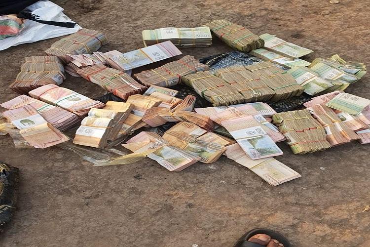 Polícia trava saída de 32,5 milhões de kwanzas escondidos numa mochila 