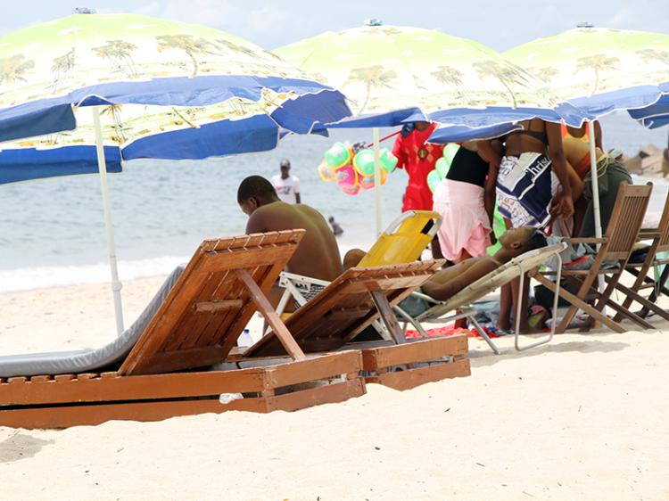 Aluguer de cadeiras e guarda-sóis rende até 300 mil wanzas/dia na Ilha de Luanda