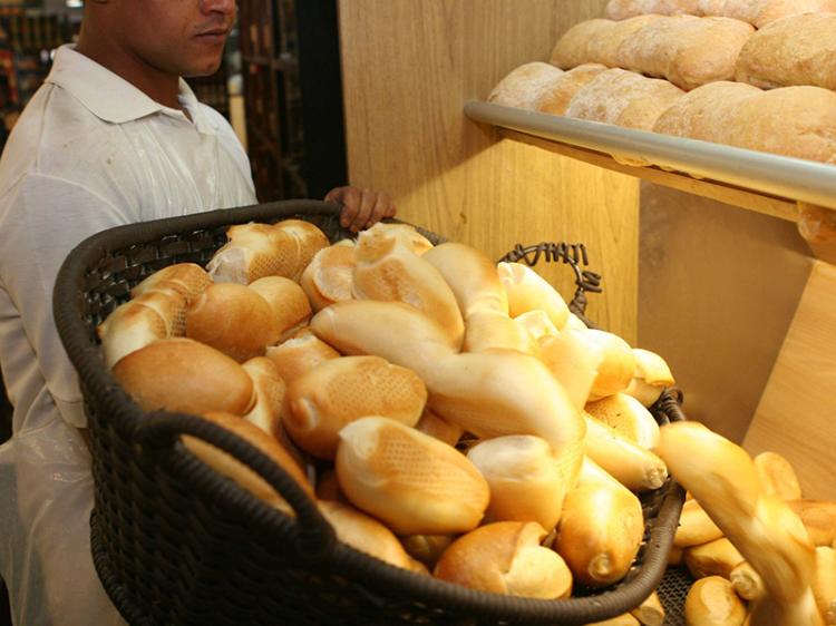 Farinha de trigo  mais barata, mas o pão continua caro  e mais pequeno