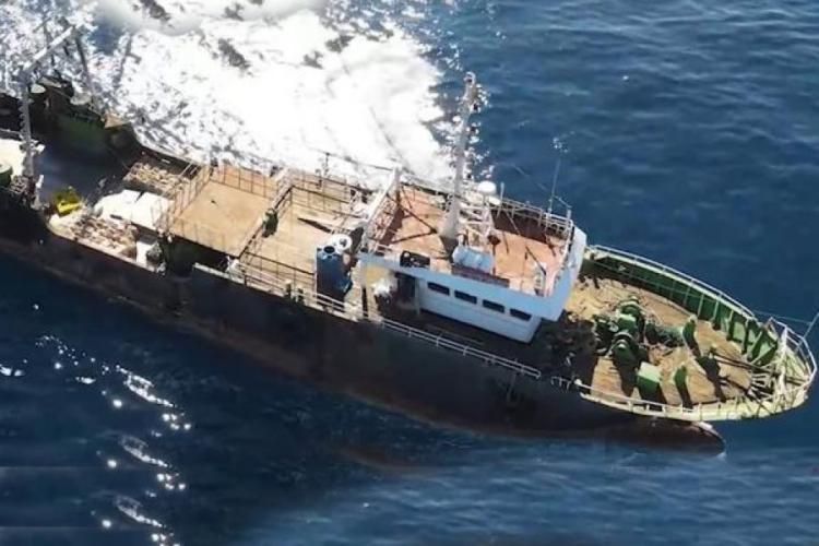 Polícia apreende navio com centenas de toneladas de pescado 