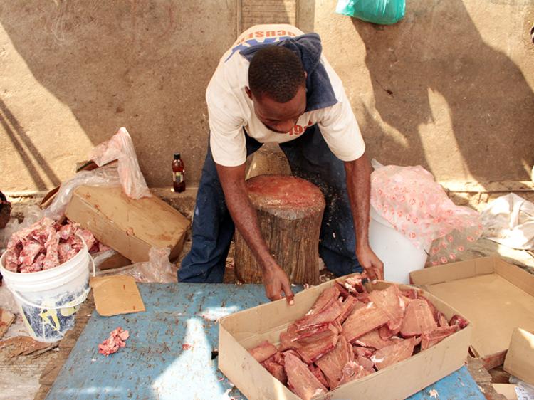 Cortar carnes mantém dezenas de jovens com fonte de renda em Luanda 