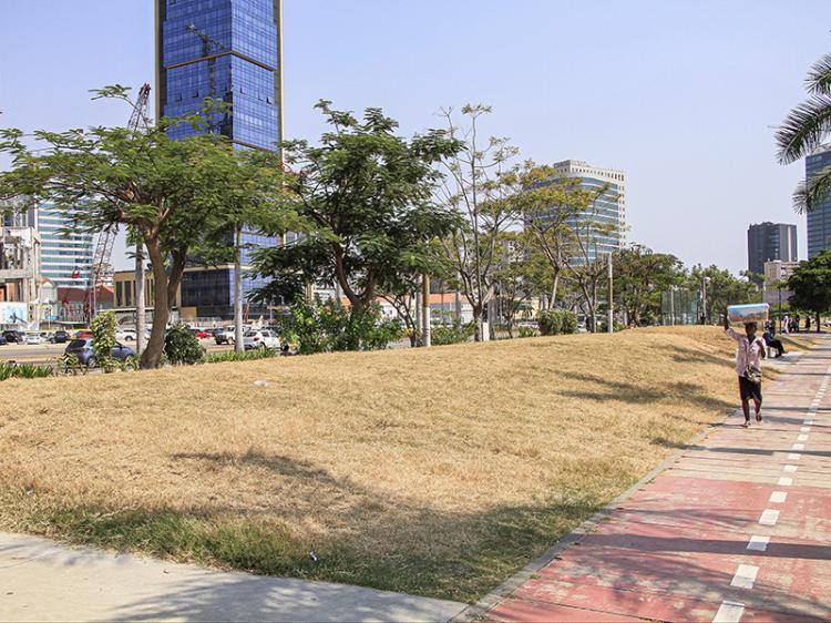 “Falta de dinheiro” para manutenção deixa jardins da Baía de Luanda degradados 