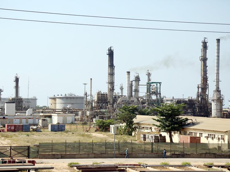 Refinaria de Luanda quebra 25,67% e cobre menos de um terço das necessidades do país 