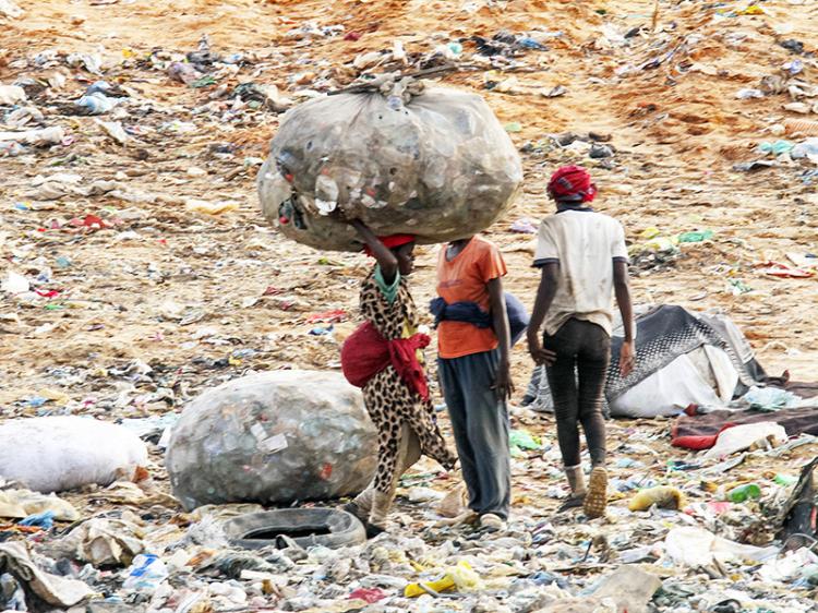 Fome leva cada vez mais pessoas ao aterro sanitário, obrigando à criação de grupos divididos em turnos 