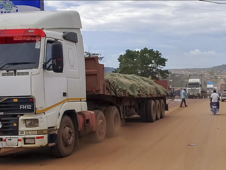 Cerco ao contrabando de combustíveis na fronteira com a RDC condiciona actividade dos camionistas