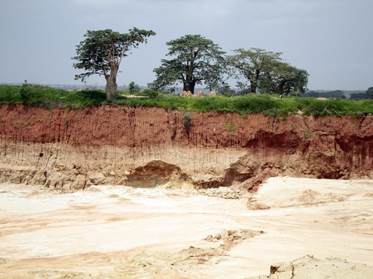 Exploração de inertes, o negócio milionário que viola a lei ambiental e o código mineiro e ocorre em zonas de pobreza extrema  