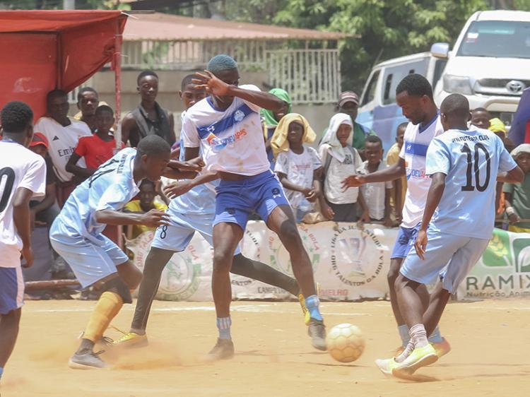 Jogar futebol nas ruas, uma prática que ‘finta’ o desemprego, sustenta famílias e ‘anima’ o sonho de empreender  