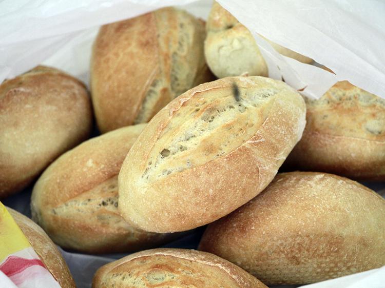 Cada padaria com o seu peso e com o seu preço do pão 