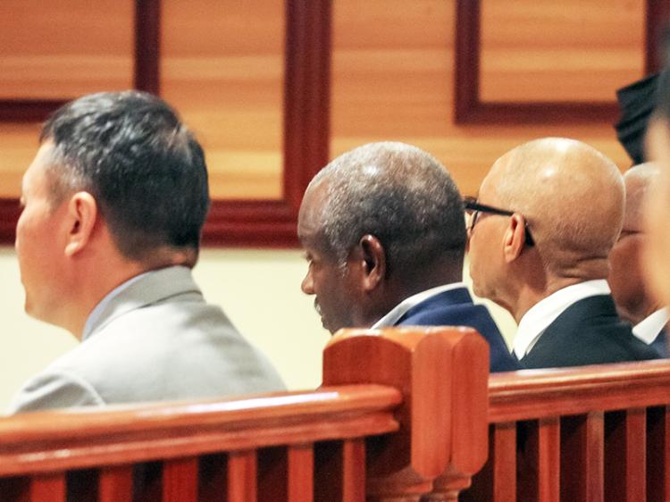 Advogados do ‘caso Kopelipa e Dino’ acreditam que Estado “já ditou sentença” por vender os bens dos arguidos Advogados do ‘caso Kopelipa e Dino’ acreditam que Estado “já ditou sentença” por vender os bens dos arguidos