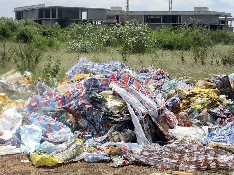 Empresas violam a lei e depositam lixo industrial em zonas proibidas para evitarem custos Empresas violam a lei e depositam lixo industrial em zonas proibidas para evitarem custos