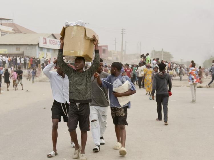 Revolta popular deixa Luanda em chamas, prejuízos milionários e paralisa a economia Revolta popular deixa Luanda em chamas, prejuízos milionários e paralisa a economia