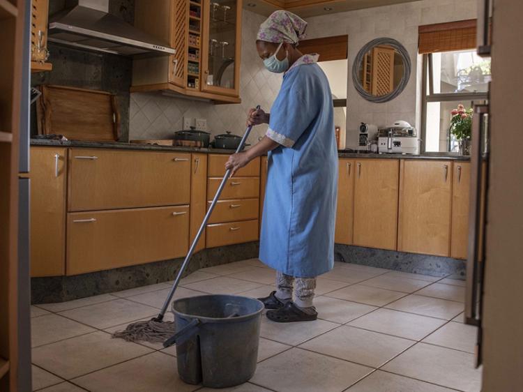 Baixos salários e falta de conhecimento das leis por patrões e empregados afastam trabalhadores domésticos da segurança social Baixos salários e falta de conhecimento das leis por patrões e empregados afastam trabalhadores domésticos da segurança social