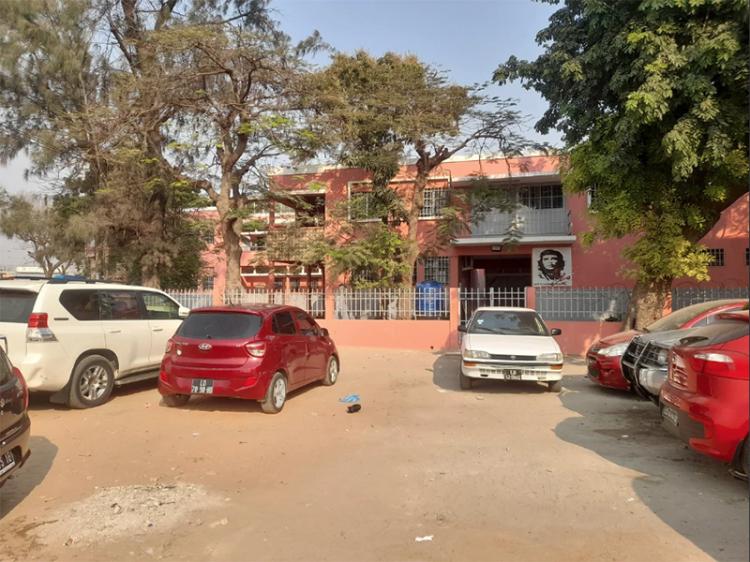 Parqueamentos ‘salvam’ baixos salários dos seguranças em escolas Parqueamentos ‘salvam’ baixos salários dos seguranças em escolas