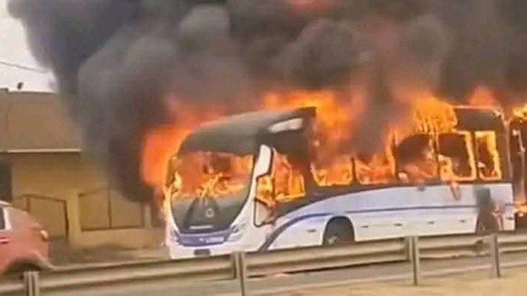 Vandalização de autocarros e paralisação de serviços custam 180 milhões kz a operadoras Vandalização de autocarros e paralisação de serviços custam 180 milhões kz a operadoras