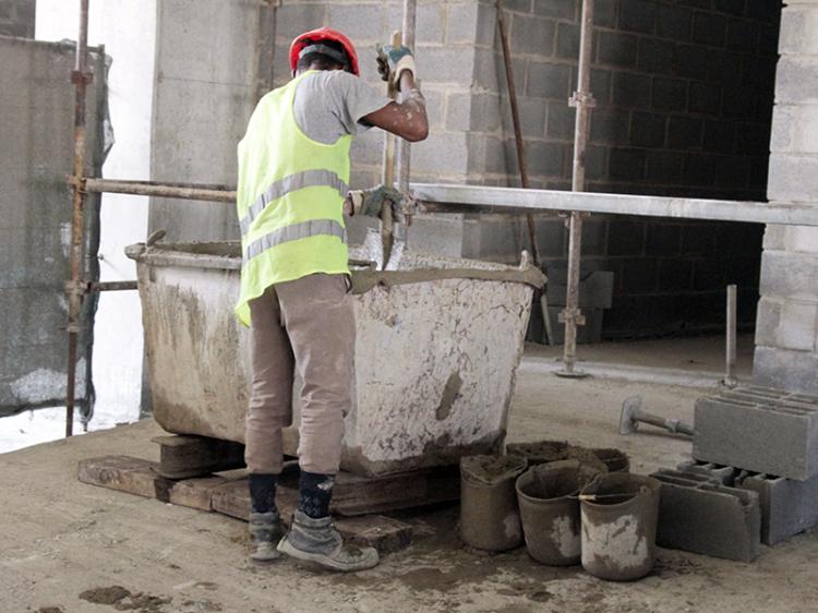 Área bruta em construção caiu 2,462 milhões de metros quadrados e 12.401 ficaram desempregados Área bruta em construção caiu 2,462 milhões de metros quadrados e 12.401 ficaram desempregados