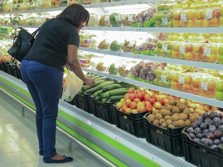 Comer ainda pesa muito no bolso do consumidor angolano Comer ainda pesa muito no bolso do consumidor angolano