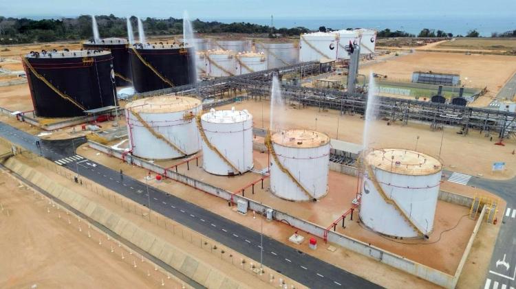 Governo inaugura refinaria de Cabinda, quando país está longe da autossuficiência em produtos refinados Governo inaugura refinaria de Cabinda, quando país está longe da autossuficiência em produtos refinados