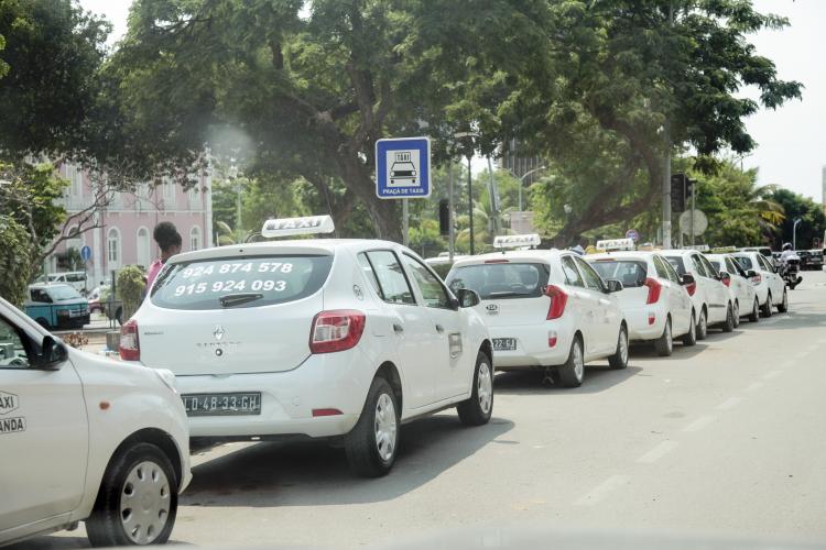 Motoristas de táxis personalizados queixam-se da falta de regulamentação Motoristas de táxis personalizados queixam-se da falta de regulamentação
