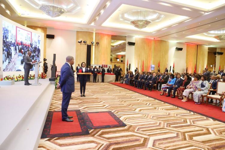 Angola aos 50: entre condecorações, confissões e contas que não batem Angola aos 50: entre condecorações, confissões e contas que não batem